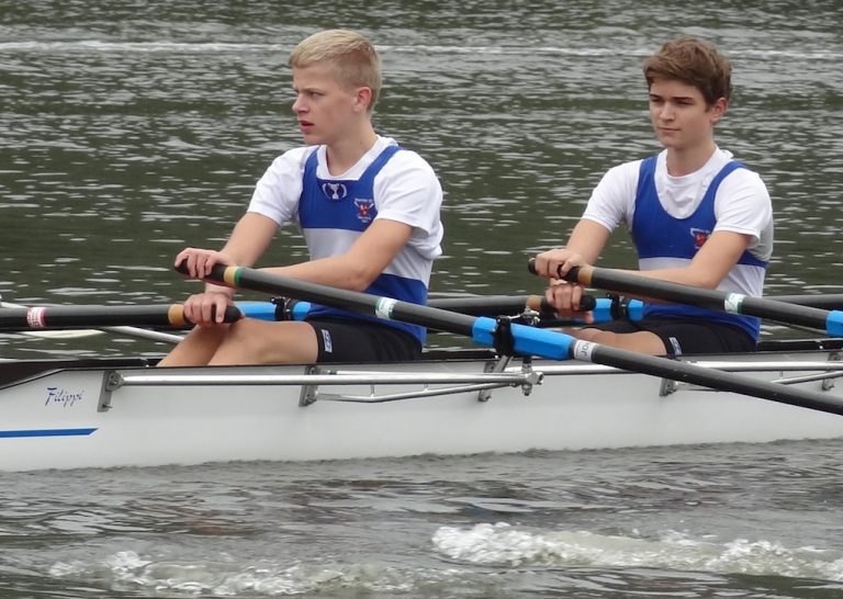 Markus Feils (rechts) und Jonas Burkhardt gewannen zweimal den Junioren Doppelzweier in Heidelberg. Einen weiteren Doppelsieg erruderte sich Markus im Junioren Einer.