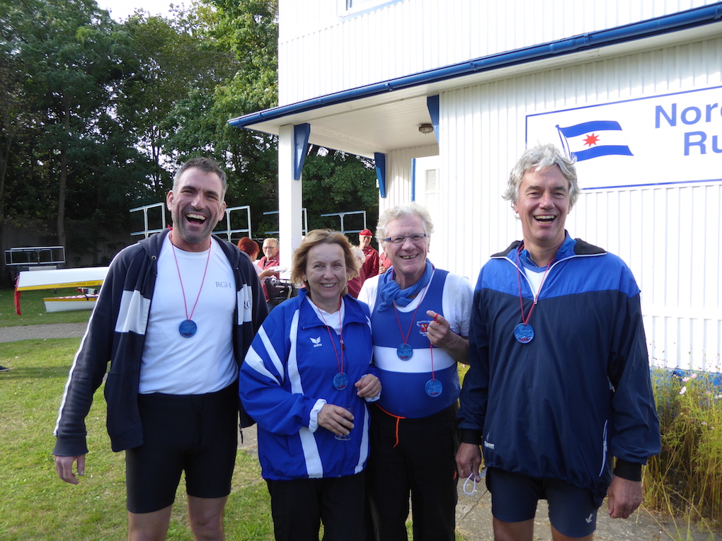 Die beiden Renngemeinschaften bei der Siegerehrung.