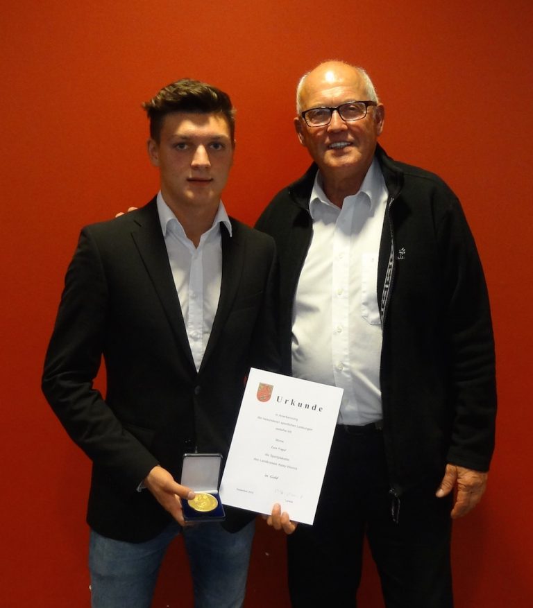 Walter Weisenrieder gratuliert als Vertreter des WRC Lars Vogel