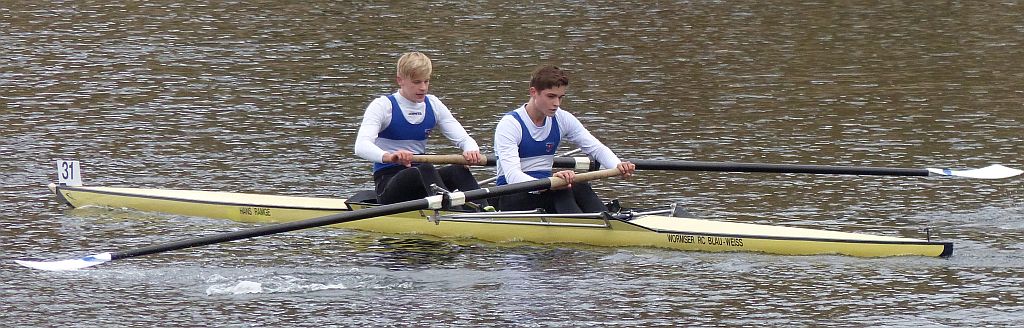 Jonas Burkhardt und Markus Feils (v.li.) siegten beim Mannheimer Stadtachterrennen im Zweier ohne Steuermann und Doppelzweier der Junioren 15/16 Jahre Jonas Burkhardt und Markus Feils (v.li.) siegten beim Mannheimer Stadtachterrennen im Zweier ohne Steuermann und Doppelzweier der Junioren 15/16 Jahre