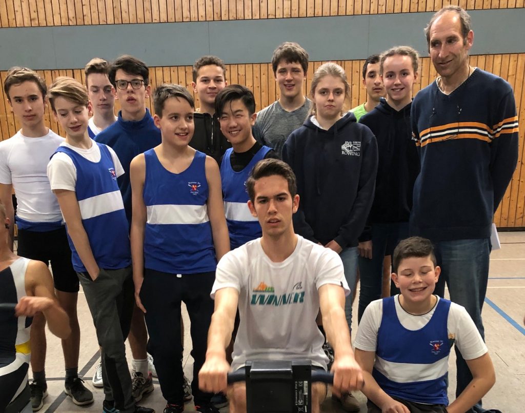 Die 14 Teilnehmer des Wormser Ruderclubs am Ergocup Rhein-Neckar in Ludwigshafen mit Trainer (Foto Sabine Teigland)