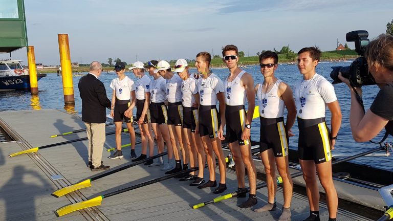 Mit Doppelsieg im Leichtgewichts-Juniorenachter in Hamburg peilt WRC-Junior Lukas Schambach (3.von rechts) eine Medaille bei den Jugendmeisterschaften an (Foto: S.Teigland)