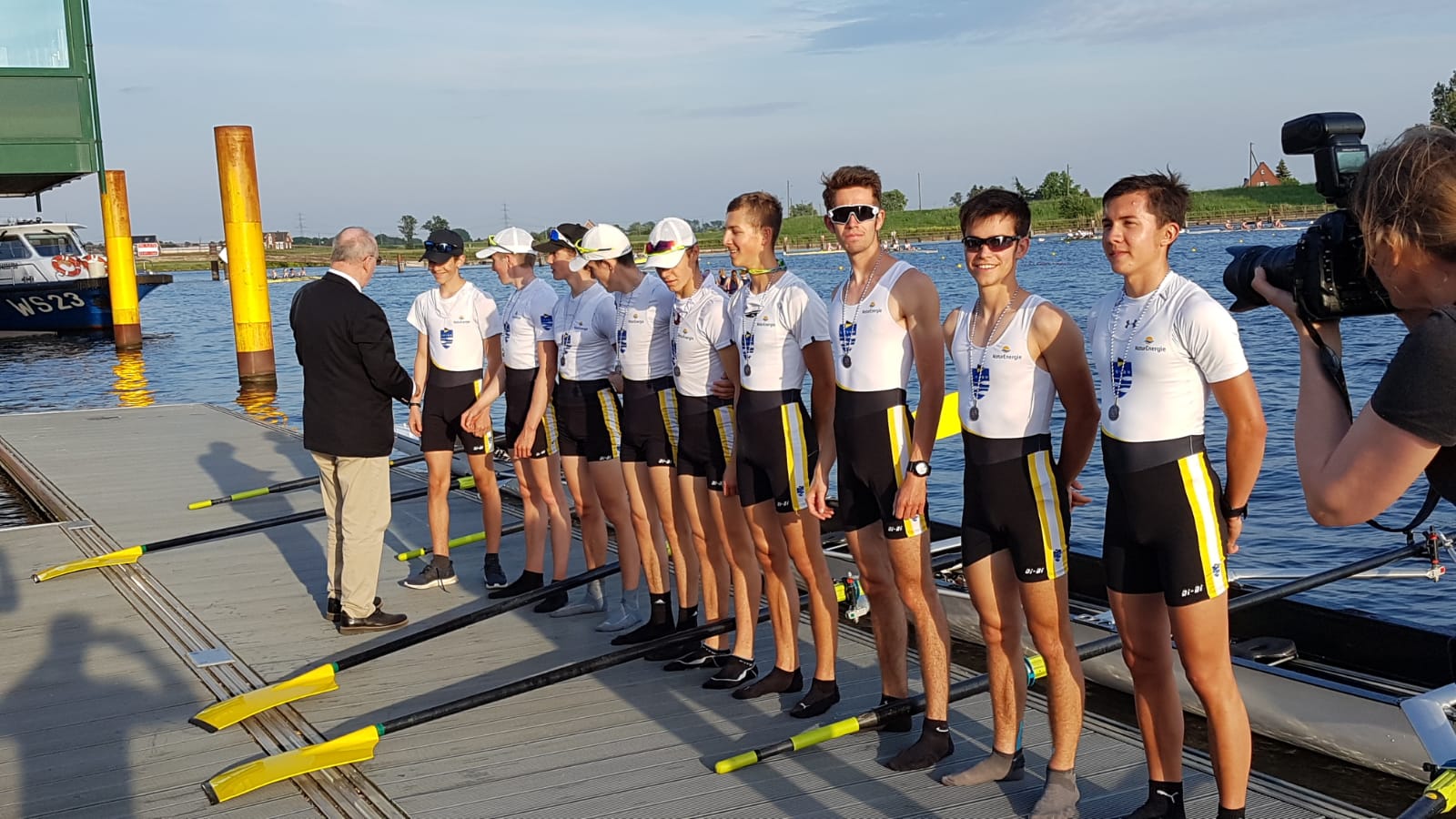 Mit Doppelsieg im Leichtgewichts-Juniorenachter in Hamburg peilt WRC-Junior Lukas Schambach (3.von rechts) eine Medaille bei den Jugendmeisterschaften an (Foto: S.Teigland)